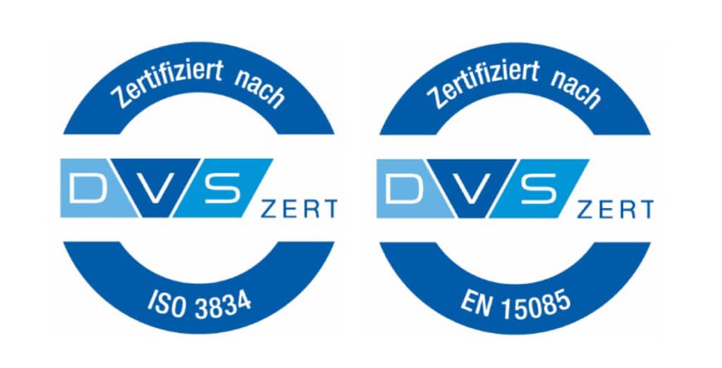 Zwei kreisförmige blaue Logos mit der Aufschrift "Zertifiziert nach". Auf dem linken Logo steht "DVS ZERT ISO 3834" und auf dem rechten Logo "DVS ZERT EN 15085".